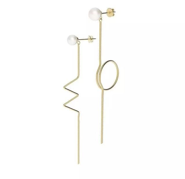 有一种“极简主义”，把女人的身体戴在耳朵上