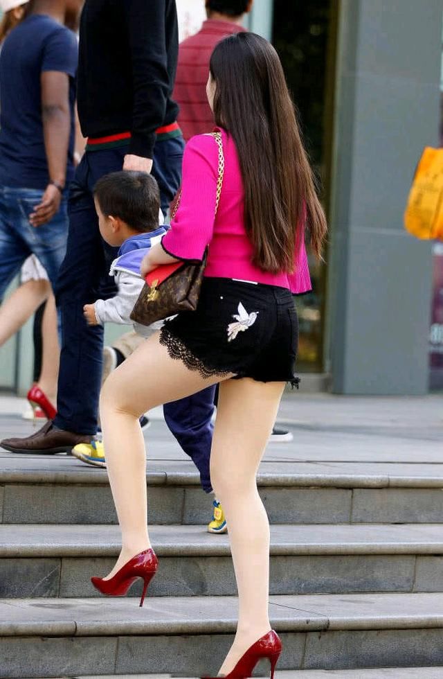 这位靓妹子，令我折服不光是她的外貌，还有她那傲视群雄的身材