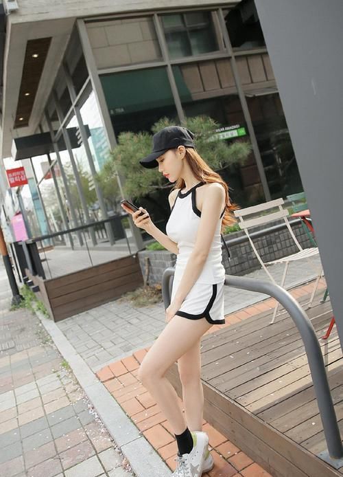  尤物|时尚尤物玲珑有致，黑色的点缀，让美女很惊艳