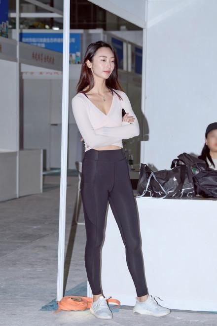 健身房里身材迷人的小妖精 这身材简直是害人!