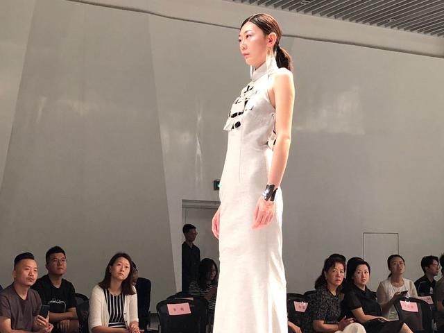 视频能变形变色的“科技旗袍”将登上爱丁堡艺术节