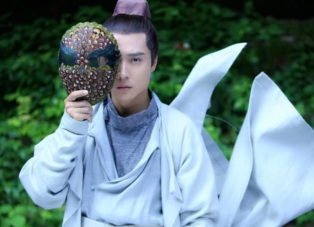 疑似毕滢投稿哭诉被已婚男星出轨，三字冷漠回应，张丹峰被凉了？