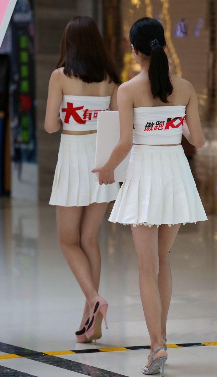 商场街拍:抹胸白色短裙傲跑促销美女模特，清新优雅