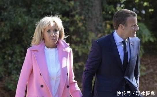  『做法』法国总统现身，大24岁老婆顶''鸡窝头''一脸娇羞，总统做法太宠溺