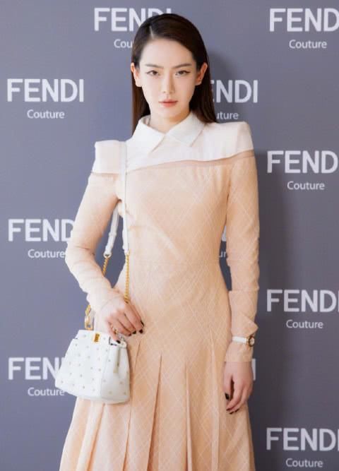 戚薇不带眼妆拍杂志，瞬间被“打回原形”，网友:完全换了一个人