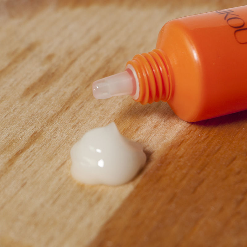 58岁医生秋天护肤窍门:药店29元药膏，用了眼袋、眼纹不找你