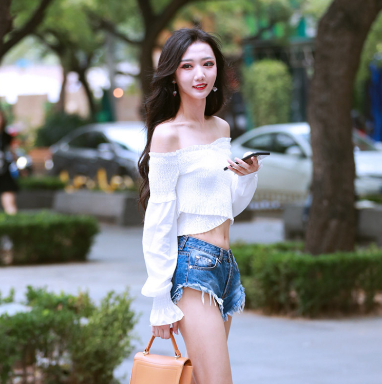 街拍：清新自然的打底裤小姐姐秀出曼妙有致身段，更加吸睛夺目！