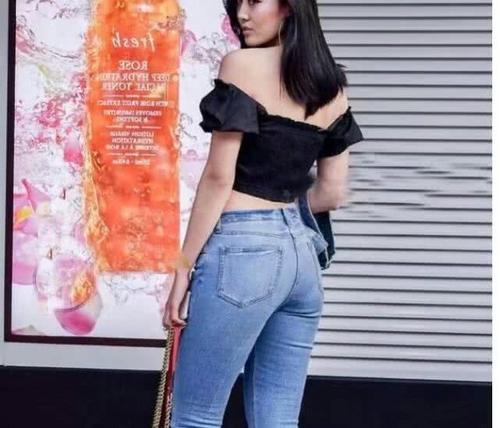 穿起牛仔裤腿露出脚裸，轻松演绎经典时尚