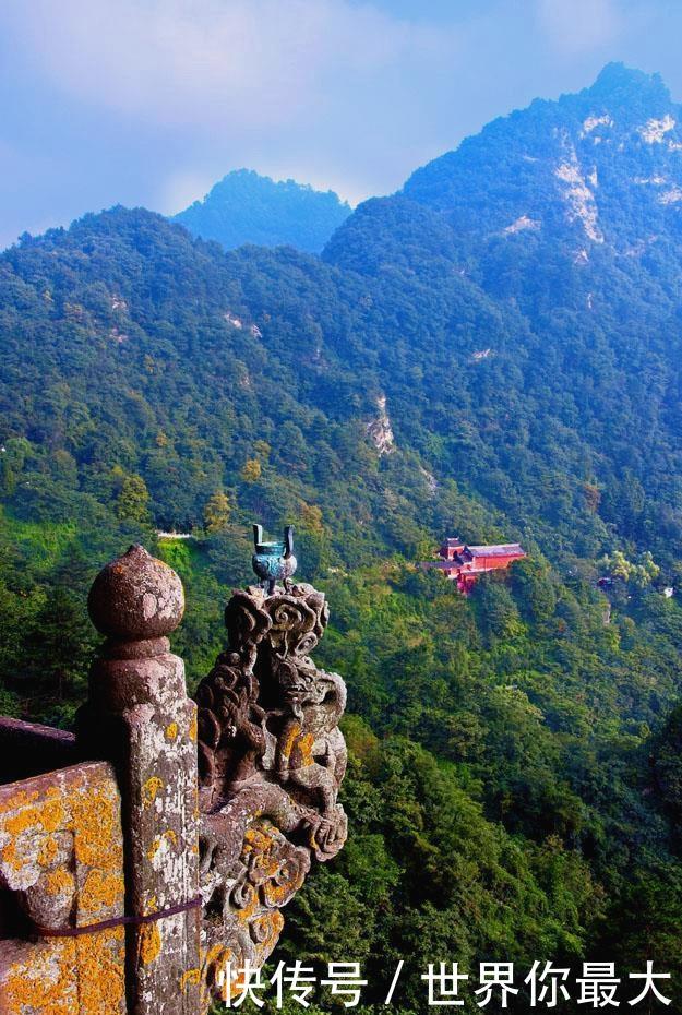 同样有人在此坠崖,看武当山的措施再看华山栈道,差距真的很大!