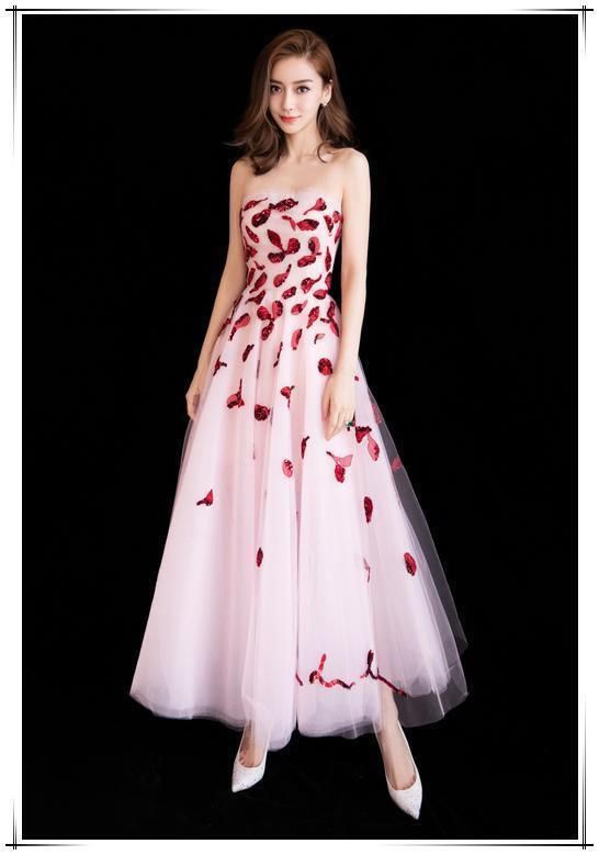 杨颖为艳压，裙子穿到一半就没了，撞上杨幂还不是一秒现回原形