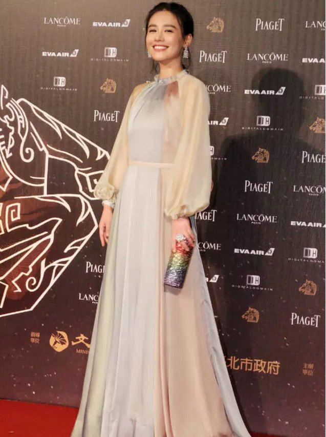 马思纯分手后“疯”了，网友:她手上拿的不就是我们每天踩着的?