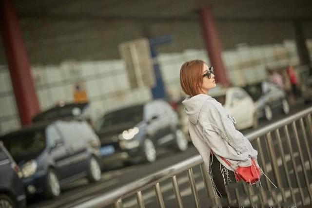 袁姗姗太猛了！穿了条别人不敢穿的短裙出门，网友：白给我都不要