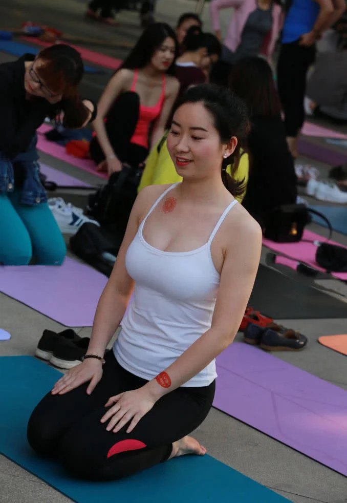 一位性感辣妈瑜伽教练,白色吊带裹不住的饱满圆润的身材,散发着