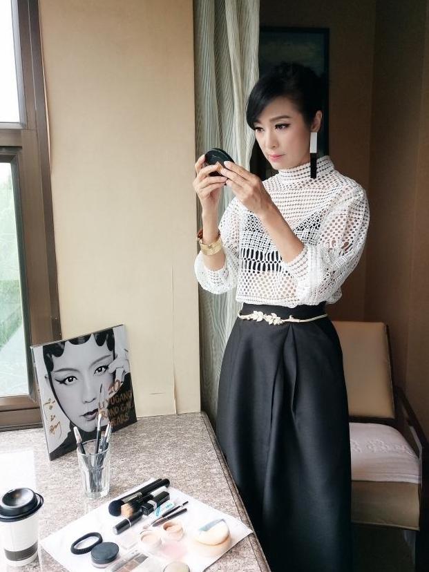 63岁米雪穿镂空长裙比少女还少女, 脸嫩白如雪甜笑好仙美