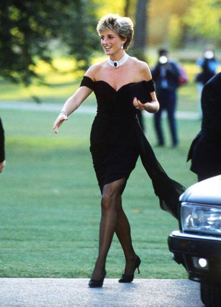 英国皇室成员穿高跟鞋,女王高贵,凯特平民,梅根鞋跟又细又长!