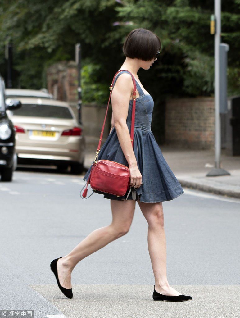 黛西罗易剪齐耳短发新造型减龄 低胸连衣裙大秀美腿时髦吸睛