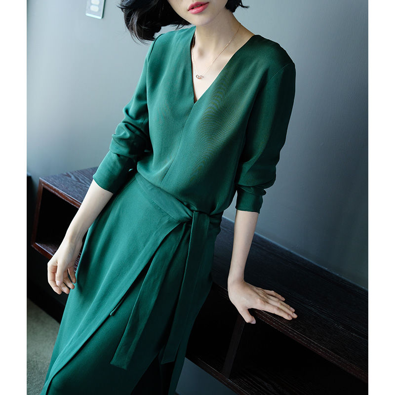 我50岁了，但我喜欢这样穿，高雅裙+尖头鞋，个个叫我美女