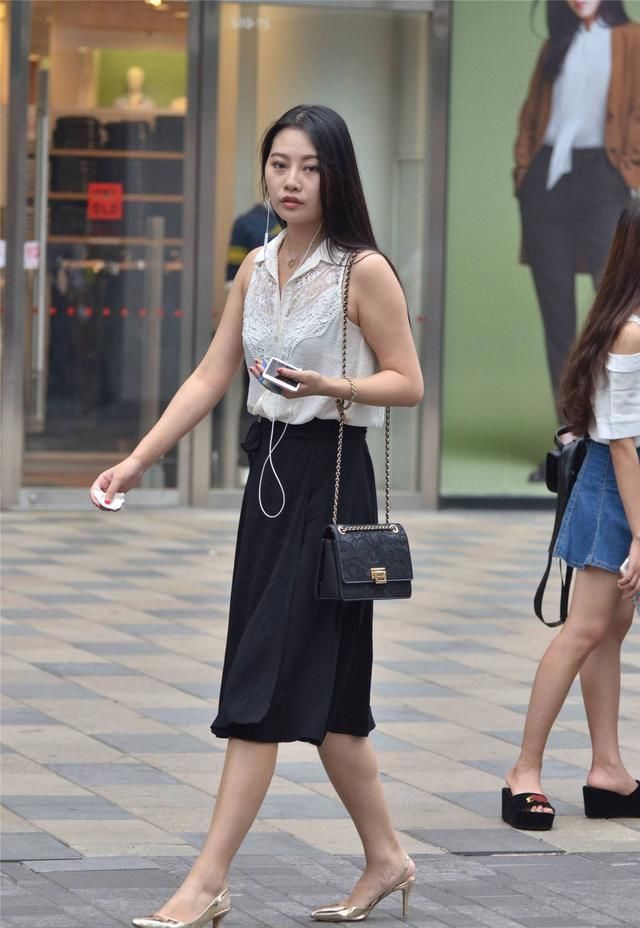 『气质』身材微胖的姑娘,高腰裙搭配高跟鞋,身材显高还有气质