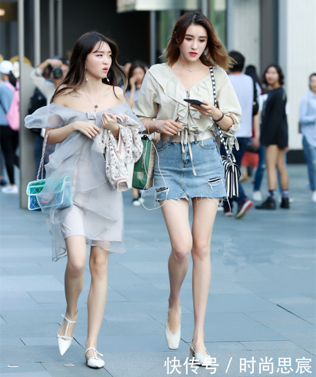 街拍：小姐姐恰到好处的裙子，性感锁骨搭配条短裙，散发女性魅力