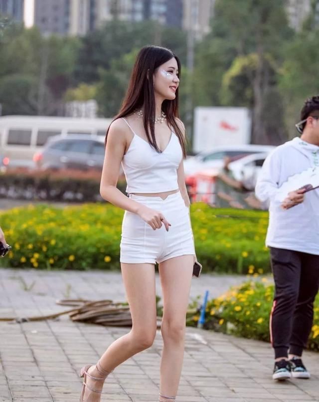  身上穿着一■夏日出街就穿高跟鞋,让你带着自信与魅力