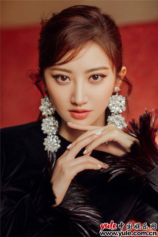 景甜出席纽约时装周看秀 身姿优雅气场全开