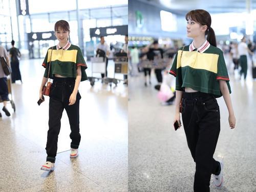 乔欣还真是潮流!露脐T恤配高腰牛仔裤,大长腿太惊艳了吧?