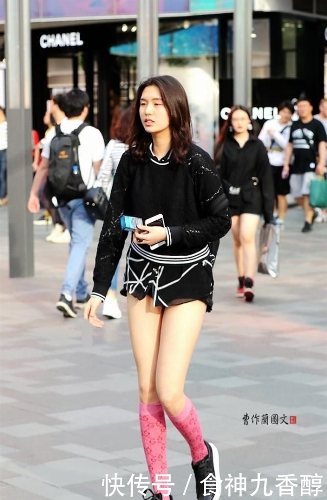  『时尚』街拍：长筒袜也能穿得很时尚的美女