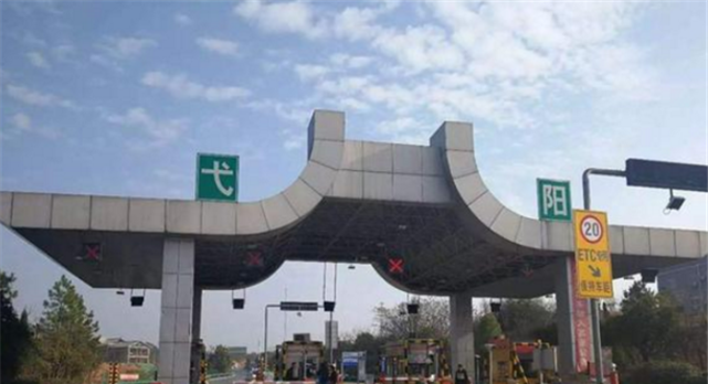 为什么高速公路铺设沥青，收费站却是水泥？看完你就知道了