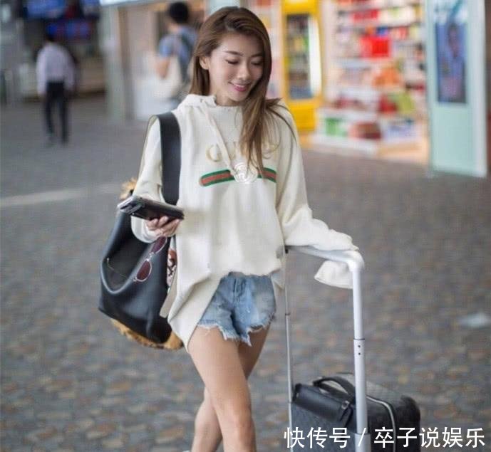 程晓玥现身机场, 巴掌大的短裤也敢穿出门, 可看到她的鞋我沉默了