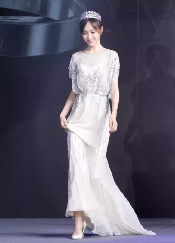 唐嫣头顶皇冠变身公主，可是脚下的鞋子亮了，公主怎么这么穷!