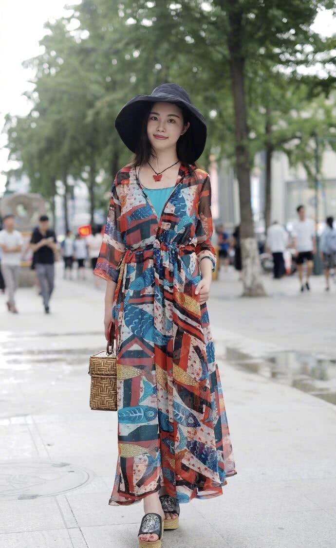 街拍美女：高贵靓丽十足气质，女神风范呀！