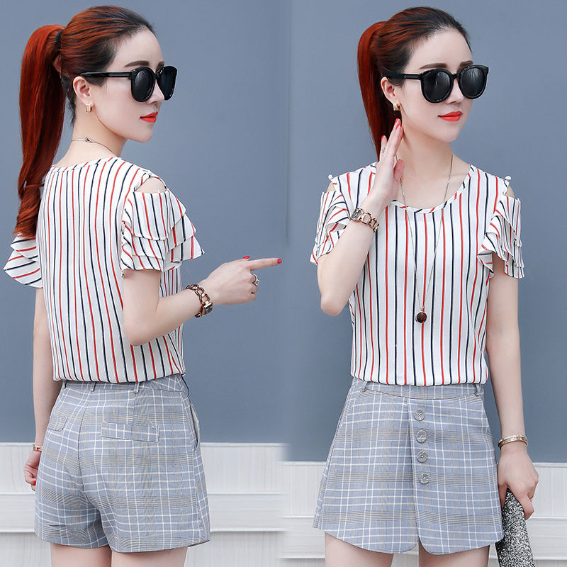 现在女人穿衣真大胆，露肩小衫+超短裤，凹凸曲线 真性感