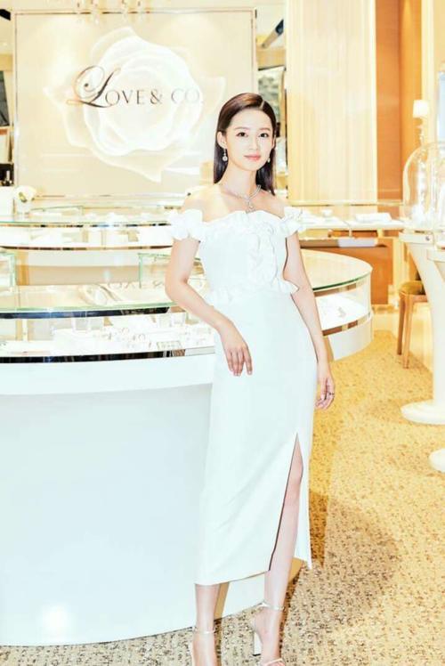 张梓琳，李沁，秦岚，胡冰卿，赵艺鹏，同样的一袭白裙谁更惊艳