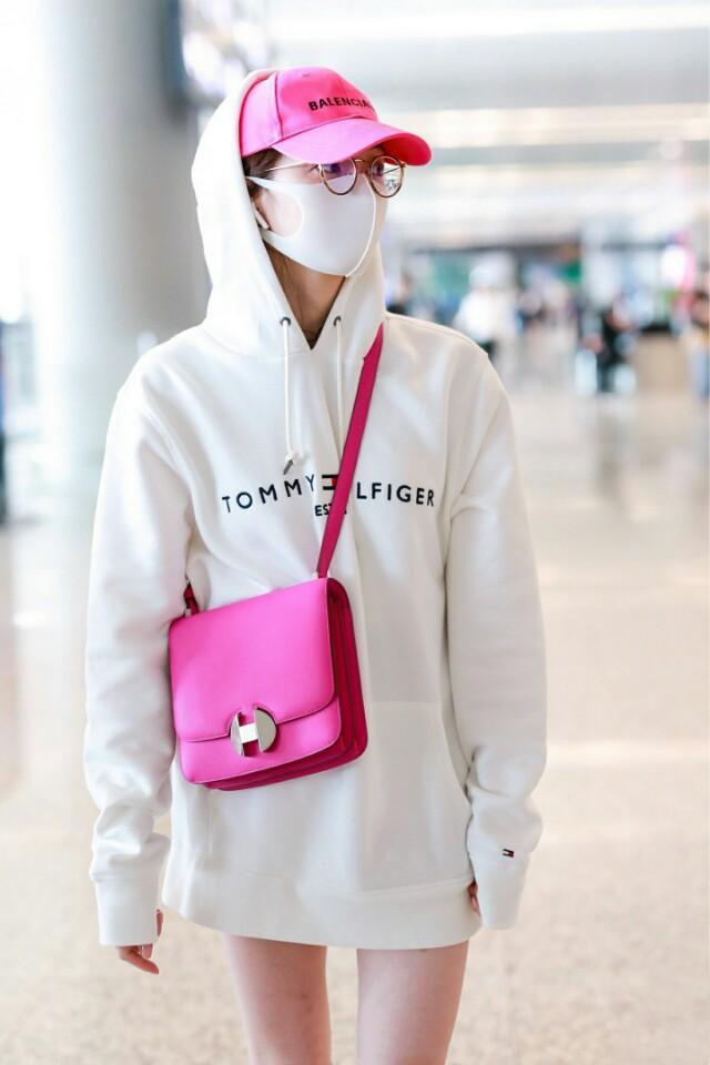 江疏影也穿起了运动风，搭配一双长筒袜，这长腿堪比杨幂啊！