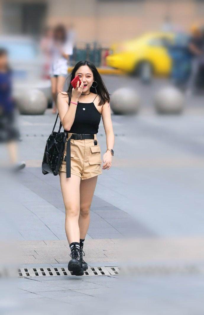 广东街拍: 身材火爆夺人眼球, 成熟知性让人想搂在怀里