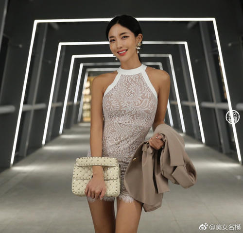 路人街拍，蕾丝紧身连衣裙，展示性感好身材，时尚潮流有魅力！