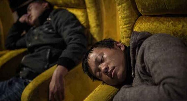 王宝强专用替身假扮导演，设骗局潜规则女演员被打，视频曝光