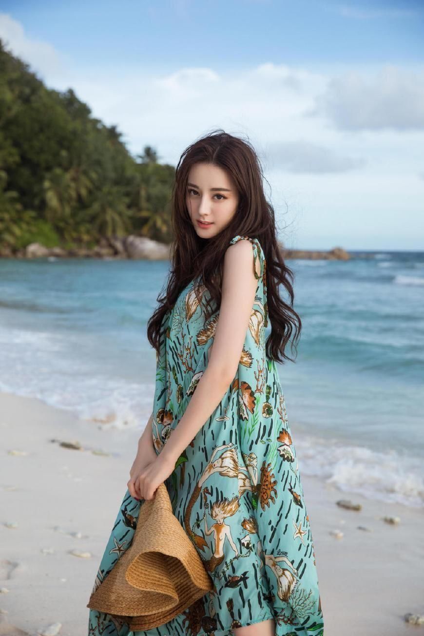 热巴最新海边照曝光，“花裙代言人”名不虚传，眼神里都是妩媚!