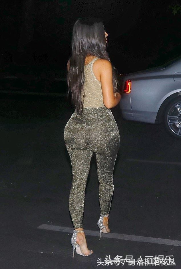 金大姐身穿闪瞎眼的裤子在洛杉矶出街，售价859美金呢真不便宜