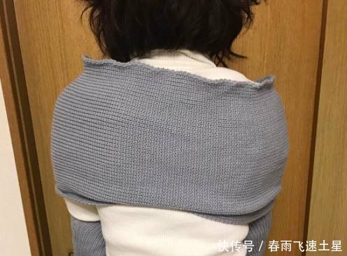 女子在网上买了件宽松毛衣，穿上后手完全无法动弹，让人哭笑不得