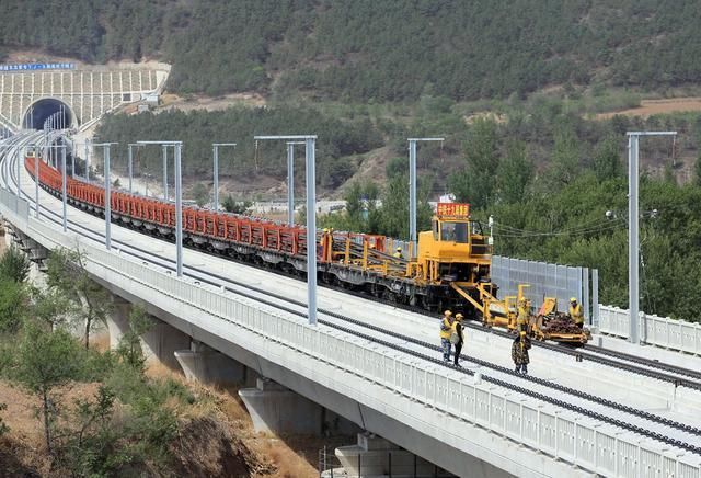  至少■高铁跑一趟的成本是多少？看过之后，网友：难怪高铁能亏4