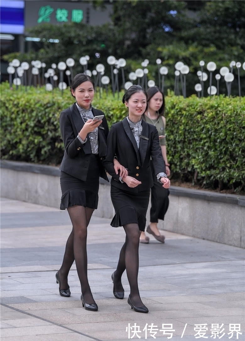 小姐姐|路人街拍:穿着职业装的2个小姐姐,长得高就是有优势啊!