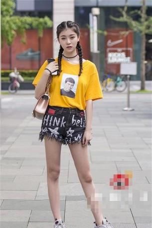  『白皙』路人街拍，小姐姐双腿白皙又纤细，搭配浅色格子半身短裙很靓丽