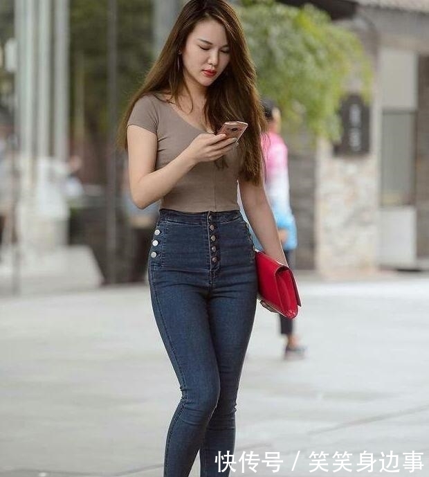  #味儿#牛仔裤展现女性的自信穿搭，让你身姿妙曼显温柔女人味儿