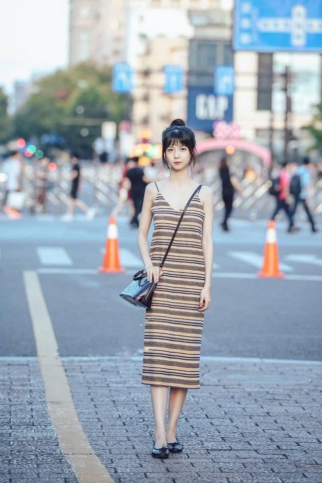 街拍露脐气质美女，个个迷人，这身材太让人羡慕嫉妒恨