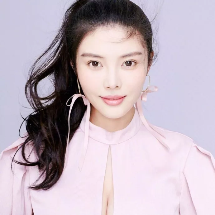 徐冬冬真敢穿,白色短裤配粉色衬衫 ,网友:有点甜美感