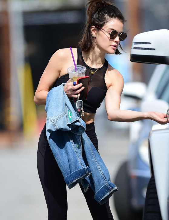 气质女神紧身裤裹出纤细美腿，小蛮腰美到没朋友