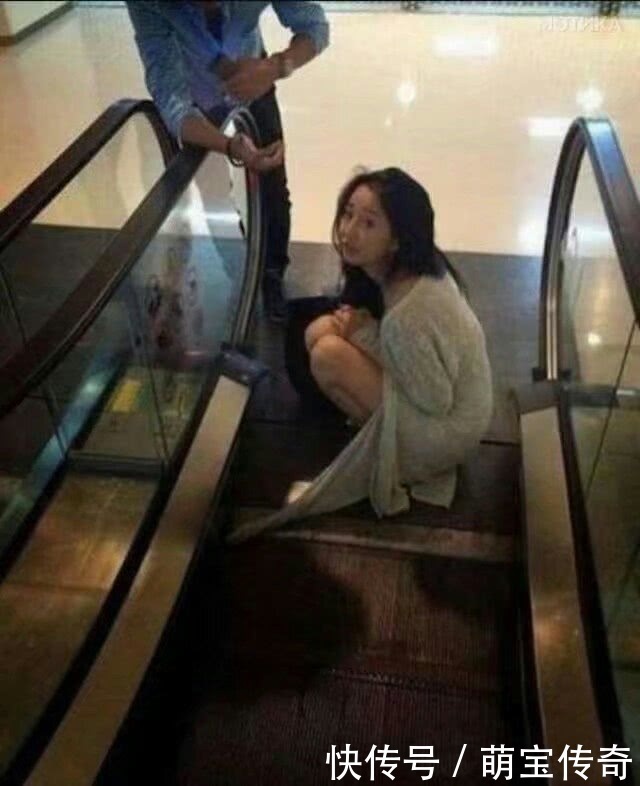 美女的裙子卡电梯里了,实在尴尬,旁边的小伙都