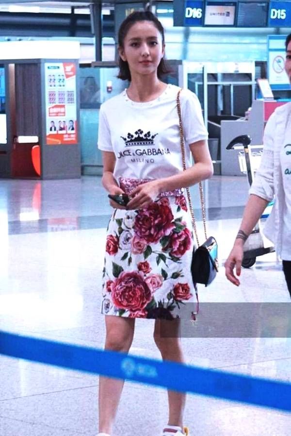 1米64.5佟丽娅穿热裤，尽显嫩白大腿，网友:目测腿得占了1米5!