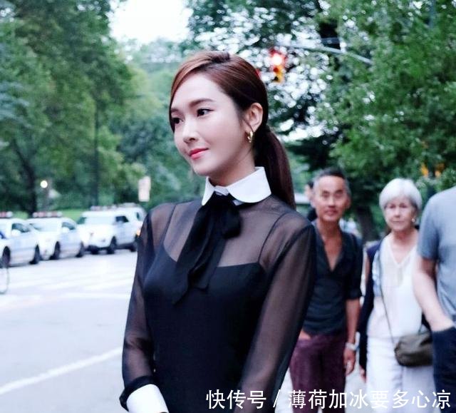 冰山美人郑秀妍撞上李冰冰,纽约大秀上演黑白诱惑,谁更胜一筹